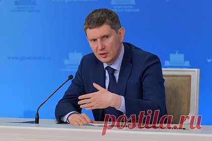 Российской экономике предсказали усиленный рост. Эксперты предсказали российской экономике усиленный по сравнению с прогнозами Минэкономразвития рост. Опрос был проведен после выступления министра экономического развития Максима Решетникова на встрече с представителями Ассоциации европейского бизнеса (АЕБ). Он рассказал о планируемом превышении текущих прогнозов.