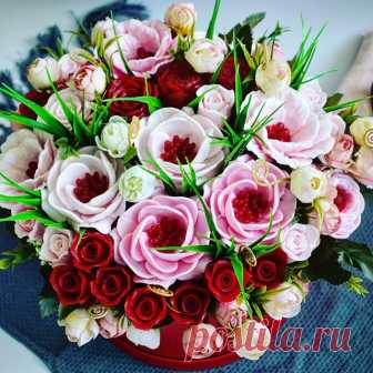🎀Композиция из мыла ручной работы в шляпной коробке. Очень прочный картон.
🎀 Высота - 27 см, диаметр - 30 см.
🎀Композиция состоит из 9 больших цветов (анемоны, магнолии, экстом) и  22 малых роз и пионов + флористический декор.
🎀Вся композиция упаковывается в прозрачный пакет с бантом.
_____________________________
🌸Стоимость - 3850 рублей
_____________________________
🌸Больше цветочков по тегу: #ikisoap_flowers
📱По всем вопросам, пишите в Директ или viber/what's app...