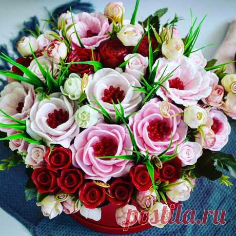 🎀Композиция из мыла ручной работы в шляпной коробке. Очень прочный картон.
🎀 Высота - 27 см, диаметр - 30 см.
🎀Композиция состоит из 9 больших цветов (анемоны, магнолии, экстом) и  22 малых роз и пионов + флористический декор.
🎀Вся композиция упаковывается в прозрачный пакет с бантом.
_____________________________
🌸Стоимость - 3850 рублей
_____________________________
🌸Больше цветочков по тегу: #ikisoap_flowers
📱По всем вопросам, пишите в Директ или viber/what's app...