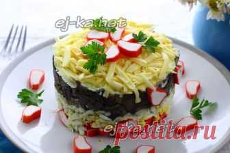 Невероятно вкусный крабовый салат «Званый ужин» Салаты являются неотъемлемой частью любого праздничного или домашнего меню. Ни один праздник не обходится без сытных и красиво оформленных салатов. Предлагаем приготовить несложный в приготовлении крабовый салат «Званый ужин», который, наверняка, понравится вашим родным и гостям. Рецепт с фото очень простой и состоит из доступных и недорогих продуктов. А вот украсить вы можете на свой вкус. Читайте и смотрите внимательно реце...