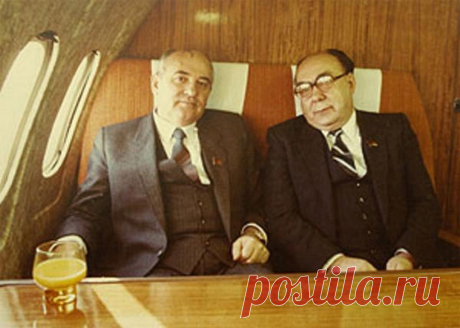 Николай Азаров: Советский Союз и Украина Почти 30 лет прошло с того момента, как распался Советский Союз и появилась независимая Украина. В последние годы во время правления Порошенко антисоветская пропаганда настолько замутила мозги наших соотечественников, что Советский Союз стал представляться как какое-то «исчадие ада», против...