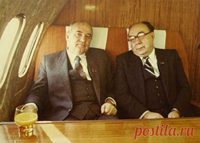 Николай Азаров: Советский Союз и Украина Почти 30 лет прошло с того момента, как распался Советский Союз и появилась независимая Украина. В последние годы во время правления Порошенко антисоветская пропаганда настолько замутила мозги наших соотечественников, что Советский Союз стал представляться как какое-то «исчадие ада», против...
