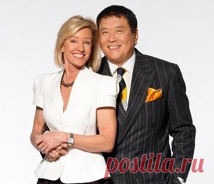 Роберт Кийосаки – биография бизнесмена, интересные факты

Родился Роберт в 1947 году 8 апреля, на Гавайях, остров Хило, сюда когда-то эмигрировали его японские предки.
Любовь к книгам видимо была заложена в нем с ранних лет. Его отец имел звание доктора философии, работал в правительственном органе штата Гавайи. Благодаря своим связям, отец позаботился, чтобы сын получил образование в лучшей школе города.