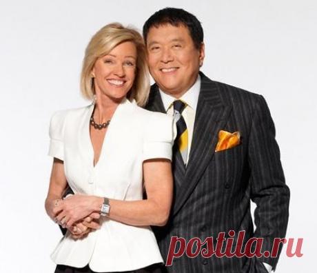 Роберт Кийосаки – биография бизнесмена, интересные факты

Родился Роберт в 1947 году 8 апреля, на Гавайях, остров Хило, сюда когда-то эмигрировали его японские предки.
Любовь к книгам видимо была заложена в нем с ранних лет. Его отец имел звание доктора философии, работал в правительственном органе штата Гавайи. Благодаря своим связям, отец позаботился, чтобы сын получил образование в лучшей школе города.