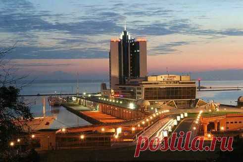 Одесса-это город, в котором не ты живешь..это город, который живет в тебе!!! Это город, который проникает в кровь...в сердце...в душу....!!!! Одесса- это немножко не город, Одесса-это улыбка Бога!!!