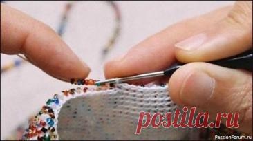 Вязание с бисером для начинающих. Мастер-класс | Вязание крючком для начинающих Этот мастер-класс для тех, кто давно хотел соединить пряжу и бисер, но никак не решался. Все не так сложно, как кажется на первый взгляд. Попробуйте, и у вас обязательно получится! Набираем бисер на нить, не отрывая нити от катушки. Длина нити с нанизанным бисером примерно 1,5 метра....