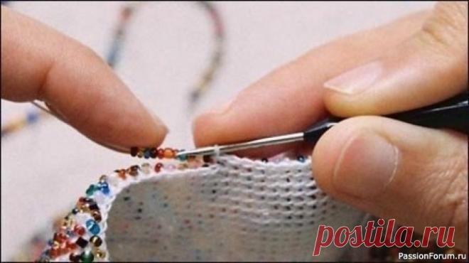 Вязание с бисером для начинающих. Мастер-класс | Вязание крючком для начинающих Этот мастер-класс для тех, кто давно хотел соединить пряжу и бисер, но никак не решался. Все не так сложно, как кажется на первый взгляд. Попробуйте, и у вас обязательно получится! Набираем бисер на нить, не отрывая нити от катушки. Длина нити с нанизанным бисером примерно 1,5 метра....