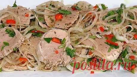 "Мужской приворот" или Невероятно ароматная мясная закуска «Холодный шашлык»
Приготовив всего однажды наивкуснейшее мясо по этому рецепту, вы будете готовить его снова и снова — настолько вкусной, ароматной и восхитительной является эта холодная  мясная закуска!
Ингредиенты:
Отварная свинина (можно заменить говядиной или отварным языком) — полкило
3 средних луковицы
Любая зелень (пучок) — кинза (очень рекомендую!), петрушка, укроп
Перец Чили — 1 стручок
Для вкусного марина...