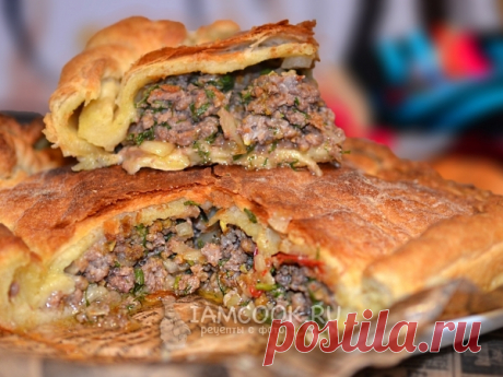 Если вам нужен рецепт быстрого мясного пирога, то вы попали по адресу. Такие пироги на готовом слоёном тесте я пеку очень часто! Какие я только не пробовала, мясные, овощные, сладкие с фруктами и творогом и т.д. На сегодня я приготовила рецепт сочного мясного пирога из слоёного теста с сырым фаршем и зеленью.