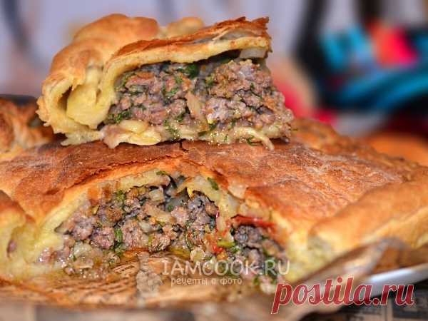 Если вам нужен рецепт быстрого мясного пирога, то вы попали по адресу. Такие пироги на готовом слоёном тесте я пеку очень часто! Какие я только не пробовала, мясные, овощные, сладкие с фруктами и творогом и т.д. На сегодня я приготовила рецепт сочного мясного пирога из слоёного теста с сырым фаршем и зеленью.
