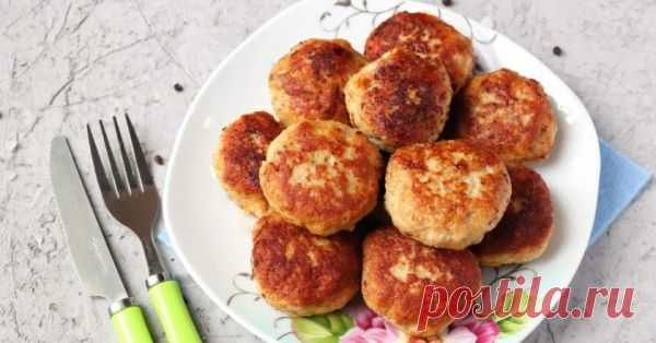 Котлеты «Школьные» » Не удивительно, что вкусы ребенка формируются именно в школьные годы. Мы запоминаем сладкий чай с бутербродами на завтрак перед уроками, постный борщ и котлеты с пюрешкой уже в школе. У кого-то возникают не самые приятные воспоминания, а кому-то так и хочется вернуться в школьную столовую, чтобы снова испробовать любимый обед. И в этом мы вам с удовольствием поможем! ‡агрузка… Ингредиенты Свиной фарш — 400 г Хлеб — 150 г Лук — 1 шт. Чеснок — 2 зуб. Вод...