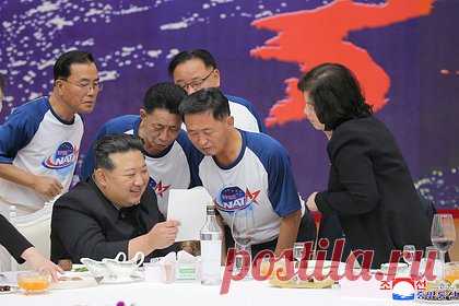 Ким Чен Ын изучил сделанные спутником-разведчиком снимки Южной Кореи. Лидер КНДР Ким Чен Ын ознакомился со снимками городов Южной Кореи, сделанные спутником-разведчиком 24 ноября. Во время визита Пхеньянского центра общего контроля и регулирования при Государственном главном управлении по аэрокосмической технике, он изучил фотографии городов Мокпхо, Кунсан, Пхёнтхэк, Осан и Сеул.