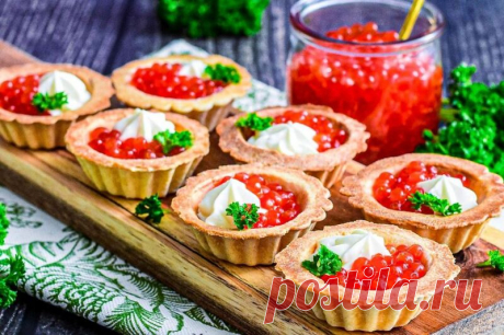 Тарталетки с красной икрой и творожным сыром Тарталетки с красной икрой и творожным сыром - бесподобные, простые и вкусные, яркие на скорую руку! Готовится буквально за 10 минут.