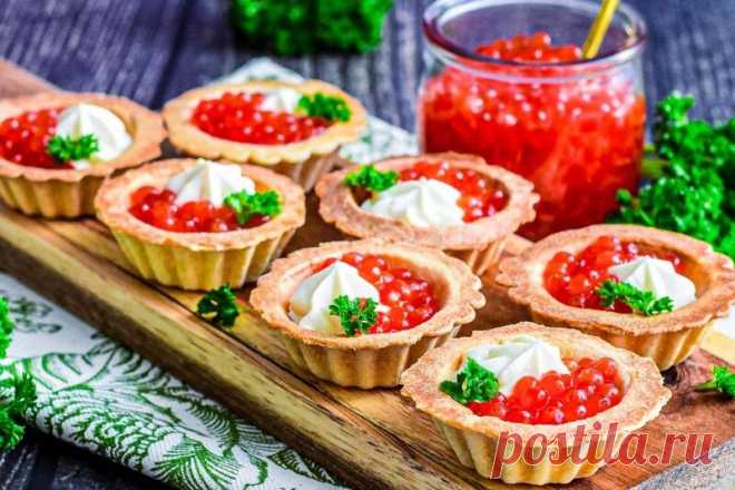 Тарталетки с красной икрой и творожным сыром Тарталетки с красной икрой и творожным сыром - бесподобные, простые и вкусные, яркие на скорую руку! Готовится буквально за 10 минут.