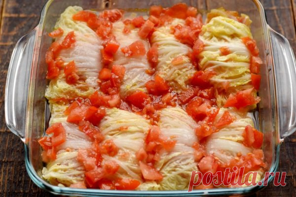 Заворачиваем отбитое мясо в лист пекинской капусты и заливаем соусом