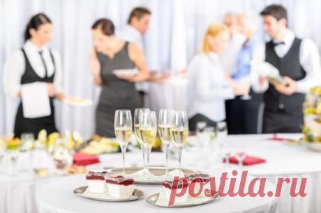 24 правила этикета, которые должна знать настоящая леди Законы этикета довольно просты, если в них разобраться. И освоить эти правила поведения может каждый.Когда к вам приходят гости Если гость у вас впервые, сначала покажите ему, где он может привести се...