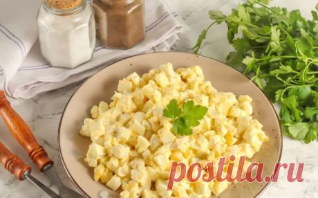 салат с кальмарами сыром и яйцом рецепт за (15) минут Легкий и вкусный салат с кальмарами сыром и яйцом - готовится быстро и просто. Салат получается очень нежным и аппетитным.