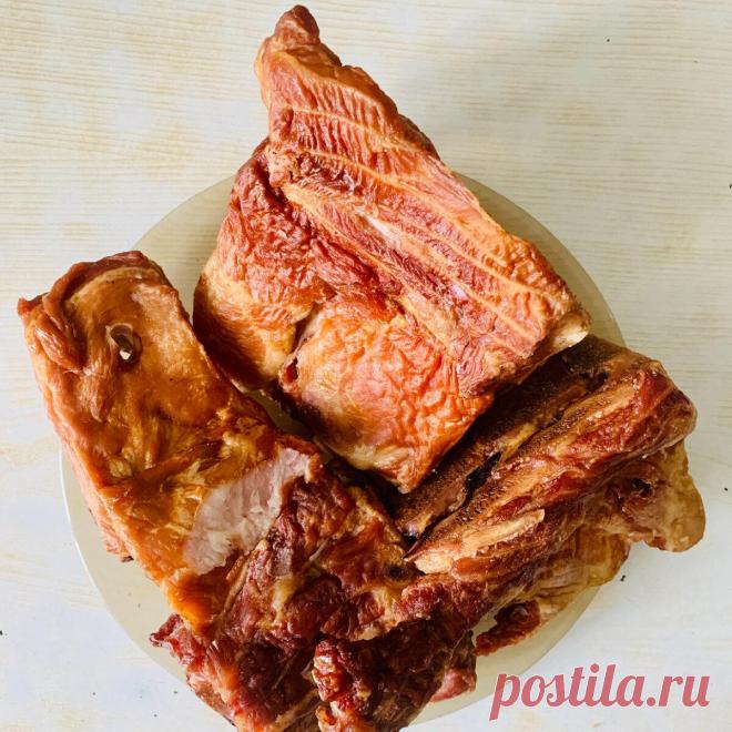 Солянка, праздничный рецепт супа.
Ингредиенты: Копчёные свиные рёбра-600 гр. Мясопродукты (колбаса, сосиски, сервелат, ветчина и т.п.)-500 гр. Картофель-0,5 кг Морковь-1 шт. Лук-1 шт. Огурцы солёные-300 гр. Томатная паста-2 ст.л. Маслины-50 гр. Лимон-1 шт. Зелень-по вкусу Соль, перец, лавр.лист, масло раст, огур.рассол. Сметана. В кастрюлю наливаем воду, кладём мясо, копчёные рёбра. Перед закипанием снимаем пенку и варим до готовности. Пока […]
Читай дальше на сайте. Жми подробнее ➡