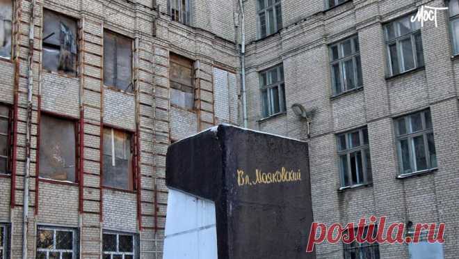 Сальдо прокомментировал снос памятника Маяковскому в Херсоне. Губернатор Херсонской области Владимир Сальдо назвал причиной сноса памятника русскому и советскому поэту Владимиру Маяковскому в подконтрольном Украине Херсоне поражение украинских войск на фронте. Его слова приводит РИА Новости. О сносе ...