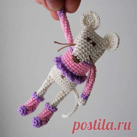 PDF Карманная мышка Ася. FREE amigurumi crochet pattern. Бесплатный мастер-класс, схема описание для вязания амигуруми крючком. Вяжем игрушки своими руками! Мышь, мышка, крыса, rat, ratte, мышонок rato, sıçan, mouse, maus, souris, myši, fare. #амигуруми #amigurumi #amigurumidoll #amigurumipattern #freepattern #freecrochetpatterns #crochetpattern #crochetdoll #crochettutorial #patternsforcrochet #вязание #вязаниекрючком #handmadedoll #рукоделие #ручнаяработа #pattern #tutorial #häkeln #amigurumis