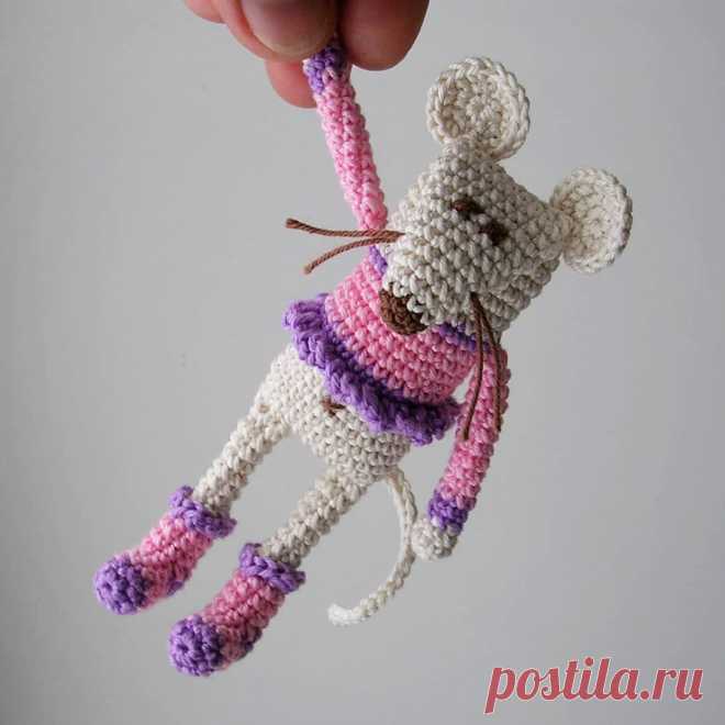 PDF Карманная мышка Ася. FREE amigurumi crochet pattern. Бесплатный мастер-класс, схема описание для вязания амигуруми крючком. Вяжем игрушки своими руками! Мышь, мышка, крыса, rat, ratte, мышонок rato, sıçan, mouse, maus, souris, myši, fare. #амигуруми #amigurumi #amigurumidoll #amigurumipattern #freepattern #freecrochetpatterns #crochetpattern #crochetdoll #crochettutorial #patternsforcrochet #вязание #вязаниекрючком #handmadedoll #рукоделие #ручнаяработа #pattern #tutorial #häkeln #amigurumis