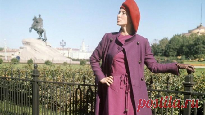 Советская мода 1960-х, 1970-х и 1980-х годов в фотографиях ЛенТАСС В апреле 1944 года, спустя два месяца после освобождения Ленинграда от блокады, на Невском проспекте был открыт первый в Советском Союзе Дом моделей одежды (ЛДМО, впоследствии Модный дом “Невский прос...