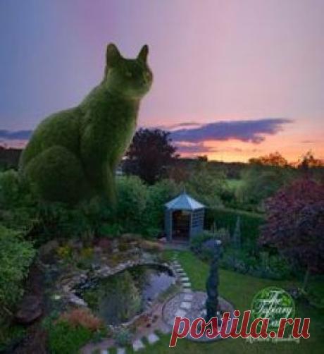 きれいなお庭とスヤスヤ眠る猫。それ自体はよく見かける光景ですが、なにやらサイズ感がおかしい…。よくよく見ると猫の形に刈られた木のようですが…毛並みや表...