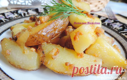 Картошка по-крестьянски |сало 	150 г
чеснок 	2 зубчика
соль 	по вкусу
картофель вареный в мундире 	6 шт.