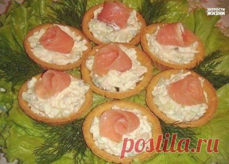 Тарталетки  - быстро и вкусно.

Ингредиенты:

· Тарталетки-15 шт.
· Сыр плавл.(дружба)-1 шт.
· Огурец св.-1 шт.
· Яйцо вар.-1 шт.
· Рыбка красн.-200 гр.
· Майонез-2 стол.л.

Приготовление:

Сыр,яйцо,. натереть.
Рыбу(оставить немного для украшения) ,огурец нарезать мелк. кубиком.
Всё соединить+майонез,выложить на тарталетки,украсить по вашему желанию.

Приятного аппетита:)
•••