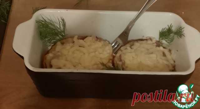 Традиционный рыбный пирог в кожице картофеля. В данном случае традиционный английский рыбный пирог подаётся в кожице печеного картофеля, где мякоть картофеля смешивается с рыбным пирогом, отдельно приготовленном на сковороде. Затем кожицы картофеля, наполненные картофельно- рыбной смесью под слоем сыра запекаются в духовке. Рецепт хорош для холодных дней, особенно когда приходится в такое время долгое время находиться на улице.