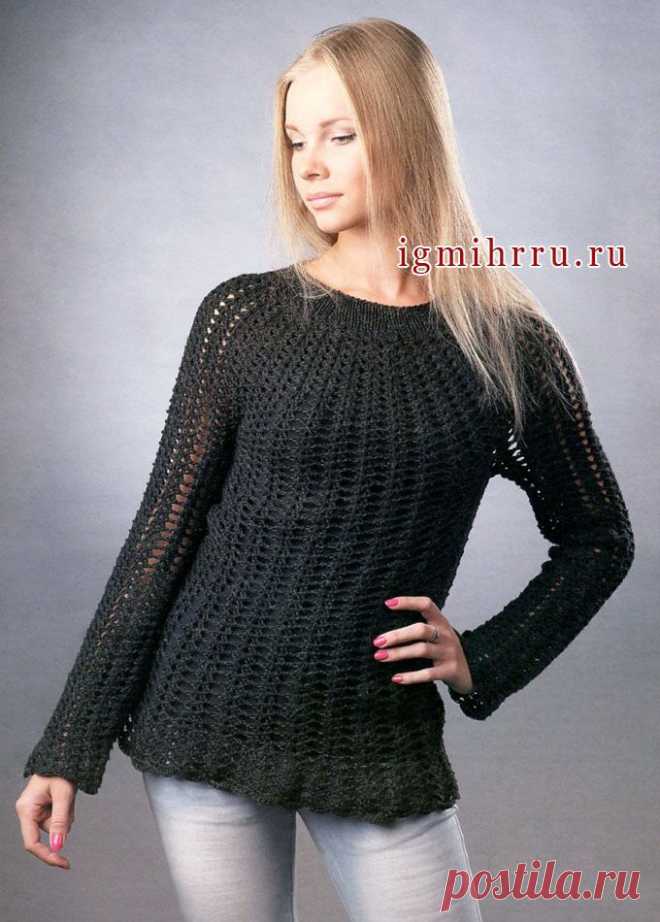 Черный ажурный пуловер, связанный вкруговую сверху вниз. Крючок