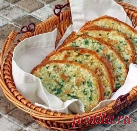 Запеченный хлеб с чесноком

Вам потребуется:

1/2 чашки сливочного масла, размягченного до комнатной температуры
3 головки чеснока
2 столовые ложки оливкового масла
400 г батона
2 столовые ложки нарезанной свежей петрушки
1 чашка тертого сыра (хорошо использовать романо или пармезан)
1/8 чайной ложки соли

Приготовление:

1. Выньте масло из холодильника, чтобы смягчить его. Разогрейте духовку до 170С.

2. Отрежьте макушки головок чеснока так, чтобы кончик каждого зубчика б...