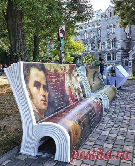 Одесса радует креативом! Новый арт-объект жемчужины у моря - литературные скамейки, которые украшают парк имени Тараса Шевченко. Каждая в форме развернутой книги. На них можно не только посидеть и прочитать цитаты из произведений великого украинского классика, но и насладиться иллюстрациями к ним.
Стоит отметить, что такие «литературные лавочки» пришлись по вкусу одесситам, которые с радостью фотографируются на их фоне.