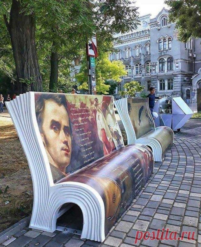 Одесса радует креативом! Новый арт-объект жемчужины у моря - литературные скамейки, которые украшают парк имени Тараса Шевченко. Каждая в форме развернутой книги. На них можно не только посидеть и прочитать цитаты из произведений великого украинского классика, но и насладиться иллюстрациями к ним.
Стоит отметить, что такие «литературные лавочки» пришлись по вкусу одесситам, которые с радостью фотографируются на их фоне.