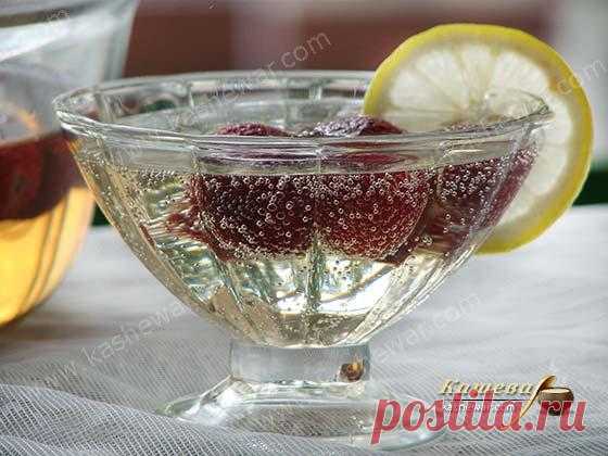 Клубничный крюшон.