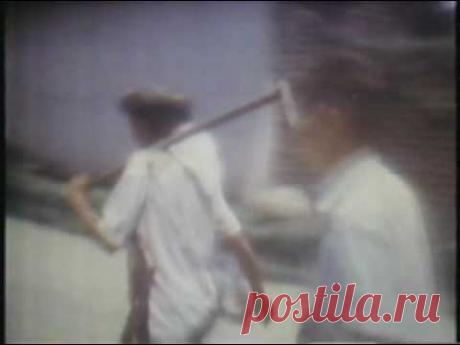 В неудобном положении / Футбольная война. В отличие от предыдущих случаев, когда дело касалось в основном первых лиц государства, здесь «оплошность» совершила сборная Сальвадора, вчистую обыграв Гондурас в отборочных играх чемпионата мира 1970 года. Всем известен темперамент футбольных фанатов, но, как правило, выплеск эмоций имеет локальный характер. На этот раз проигранный матч привел к настоящей войне. Волнения начались уже во время первой игры в Тегусигальпе (столица Г...