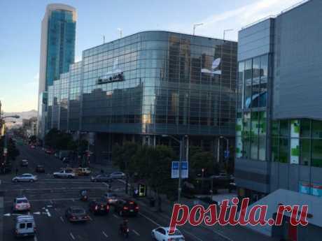 [News] Apple уже готовит центр Moscone West к конференции WWDC. В понедельник, 13 июня в Сан-Франциско стартует ежегодная конференция разработчиков WWDC, в ходе которой Apple должна представить свои новые программные продукты. В первый день конференции в здании Bill Graham Civic Auditorium пройдет традиционная презентация Apple. Оформление здания логотипами Apple и символикой конференции уже началось. Вот как это выглядит на сегодняшний день. ============== #новости@app_4u