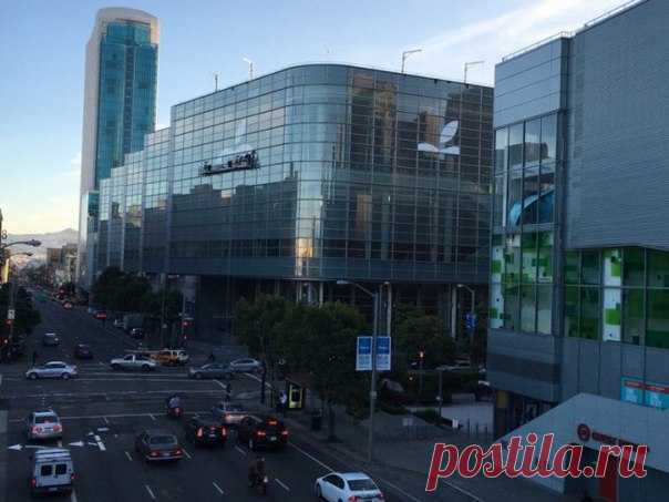 [News] Apple уже готовит центр Moscone West к конференции WWDC. В понедельник, 13 июня в Сан-Франциско стартует ежегодная конференция разработчиков WWDC, в ходе которой Apple должна представить свои новые программные продукты. В первый день конференции в здании Bill Graham Civic Auditorium пройдет традиционная презентация Apple. Оформление здания логотипами Apple и символикой конференции уже началось. Вот как это выглядит на сегодняшний день. ============== #новости@app_4u