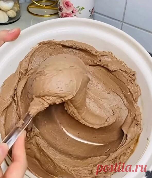 Вкусный и плотный шоколадный крем
Этот крем отлично подойдёт как для прослойки торта, так и для выравнивания. Так же для шапочек на капкейки и тд

Рецепт крема:
(этого количества хватит выровнять торт 18/20см)

Слив сыр-400 гр( маскарпоне не подходит)
Слив масло-140 гр(мягкое)
Сах пудра-100 гр
Какао-2 ст л
Молочный шоколад-140 гр

Шоколад растопить на водяной бане или в микроволновке, остудить до ком температуры.

Слив масло взбить добела, просеять. Сах пудру и ещё раз взб...