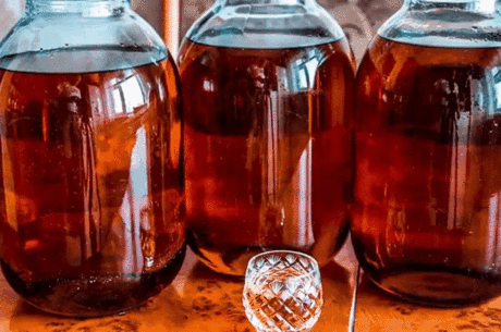 Домашний коньяк — удивите ваших гостей!  
Ингредиенты:
 
Водка — 3 л
Чернослив — 6 шт.
Гвоздика — 10 шт.
Сахар — 100 г
Сухая заварка чая — 2 ст. л.
Ванилин — 1 пакетик
 
Приготовление:
 
1. Все ингредиенты — кроме водки — помещаем в банку, потом их заливаем 3-мя литрами водки.
2. Хорошо взбалтываем и ставим банку в тёмное место на трое суток, при этом, каждые сутки опять таки взбалтываем. Не бойтесь, что он сначала помутнеет.
3. Разливаем получившийся коньяк в красивые бутылки и наслаж