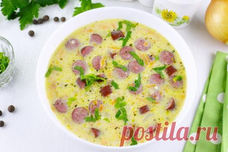 Сырный суп с колбасками
Рекомендую приготовить сырный суп с колбасками – это любовь с первой ложки. В нем отлично сочетается нежная сливочная основа и пикантные ароматные колбаски.