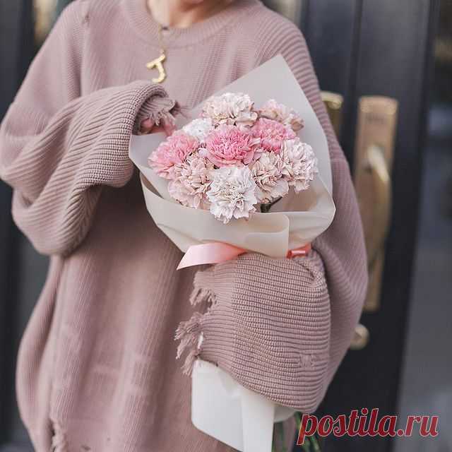 Моно из пряных ароматов. Гвоздики в самых разных удивительных оттенках от туманно-серого до пыльно-розового. 

Особенные букеты для ваших любимых заказать и доставить сегодня легко:

•Кнопка связаться в шапке профиля или direct message
•Телефон +375 29 115 23 23
WhatsApp, Viber, Telegram
•Почта order@kiosque.by
Рады видеть вас у нас в гостях по адресу Городской вал, 12/2