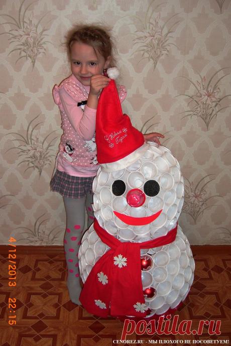 Как сделать снеговика из пластиковых стаканчиков?