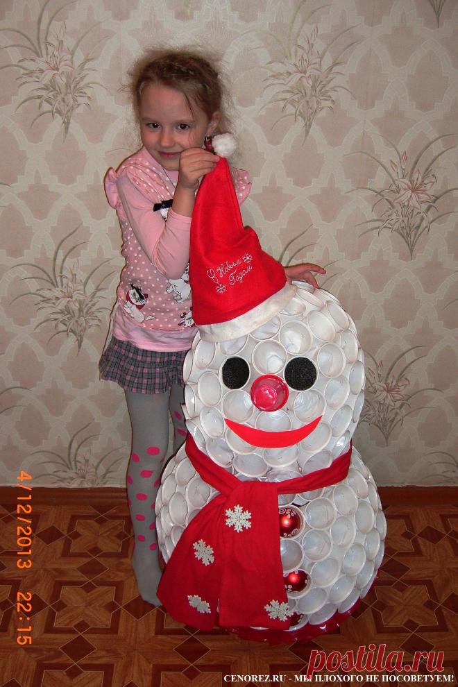 Как сделать снеговика из пластиковых стаканчиков?