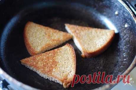 Чесночные гренки со шпротами и яйцом.