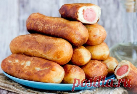 Классные сосиски жаренные в картошке
Продукты:
- 4 средних, отваренных в мундире картофелины;
- 3 сосиски;
- 2 куриных яйца;
- 3-4 ст. л. пшеничной муки (+ для панировки);
- 1-2 зубчика чеснока;
- подсолнечное масло (для жарки);
- соль поваренная, чёрный свежесмолотый перец - по вкусу.
Приготовление:
Готовим картофельное тесто для сосиски. Картофель очистить, натереть на тёрке. Добавить яйца, соль, перец, тщательно перемешать. Добавить муку, перемешать. Картофельное "тесто" готово. Подготови