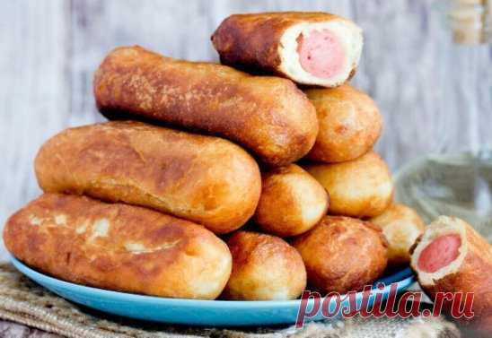 Классные сосиски жаренные в картошке
Продукты:
- 4 средних, отваренных в мундире картофелины;
- 3 сосиски;
- 2 куриных яйца;
- 3-4 ст. л. пшеничной муки (+ для панировки);
- 1-2 зубчика чеснока;
- подсолнечное масло (для жарки);
- соль поваренная, чёрный свежесмолотый перец - по вкусу.
Приготовление:
Готовим картофельное тесто для сосиски. Картофель очистить, натереть на тёрке. Добавить яйца, соль, перец, тщательно перемешать. Добавить муку, перемешать. Картофельное 