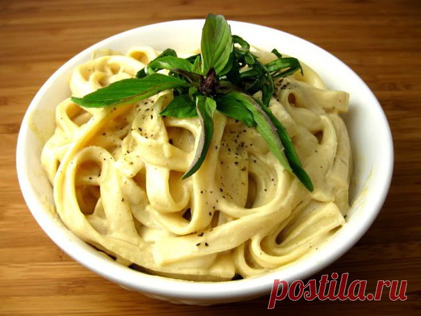 Паста с соусом кешью 
Ингредиенты 
вода – 0,5 стакана 
оливковое или ореховое масло – 2 ст. л. 
паста среднего размера (пенне, фузилли, фарфалле) – 500 г 
урбеч из кешью – 1/3 стакана 
петрушка – 5 пучков 
лимон 
подсолнечное масло – 4 ст.л. 
лук репчатый – 1 большая луковица 
кинза 
Способ приготовления 
Соус из петрушки и кешью 
- Лук очистить и очень мелко нарезать. 
- Петрушку и кинзу вымыть, тщательно обсушить бумажными полотенцами и нашинковать. 
- С лимона снят...