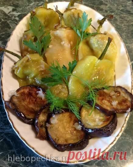 Закуска из перца (Чушки печены) в аэрофритюрнице Philips Разогреть аэрофритюрницу до 200 градусов. Перцы сложить в корзину в один слой. У меня поместилось 5 шт. Запекать пока шкурка не начнет отслаиваться и перец слегка зазолотится. Вытащить и сложить в пластиковый пакет. Повторить пока все перцы не будут готовы. Дать перцам остыть до комнатной температур