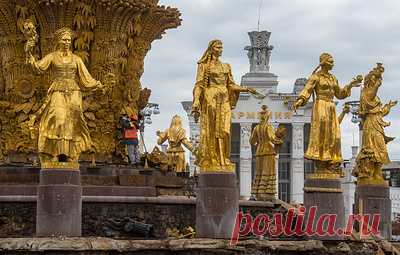 Фонтан "Дружба народов" на ВДНХ законсервируют до весны. Расположенные в чаше фонтана 24 декоративные фигуры укроют на зиму специальными деревянными коробами